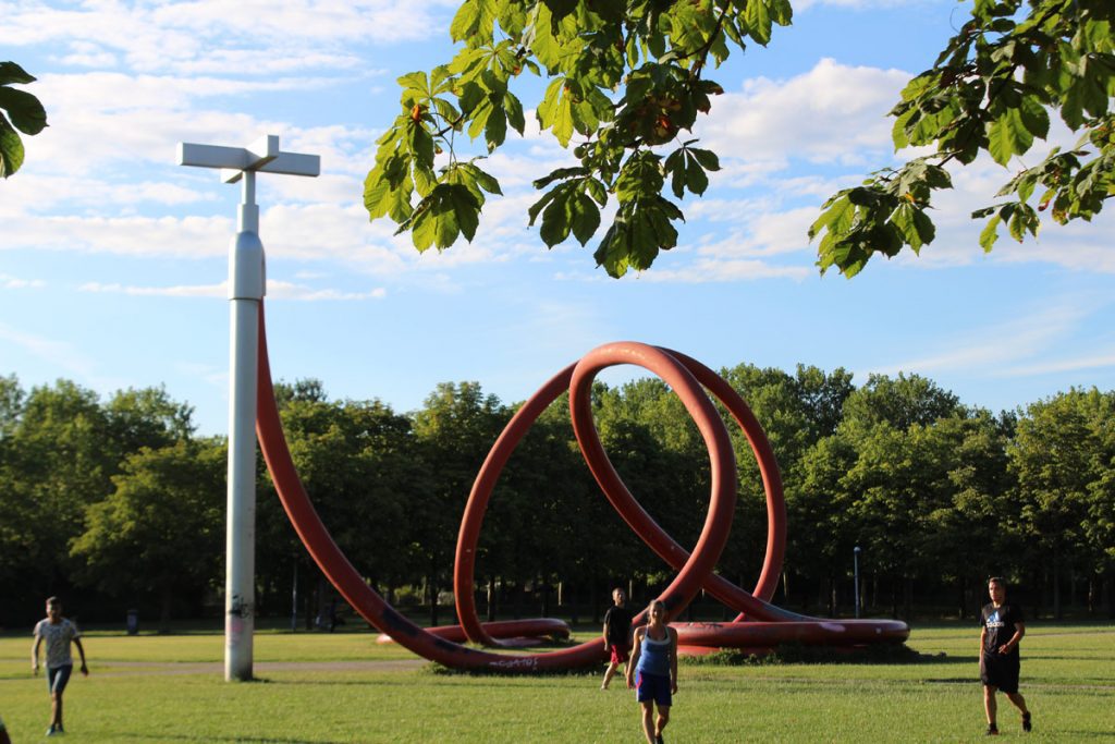 audioguide-freiburg-stuehlinger-station-9-eschholzpark-mit-dem-gartenschlauch-von-claes-oldenbourg